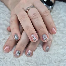 Winterse nail art met fijne details op gelnagels