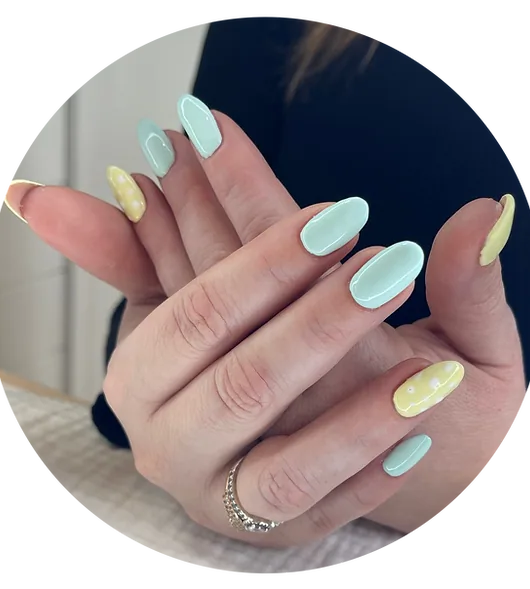 Verzorgde nagels met een zachte gelpolish in nude tinten