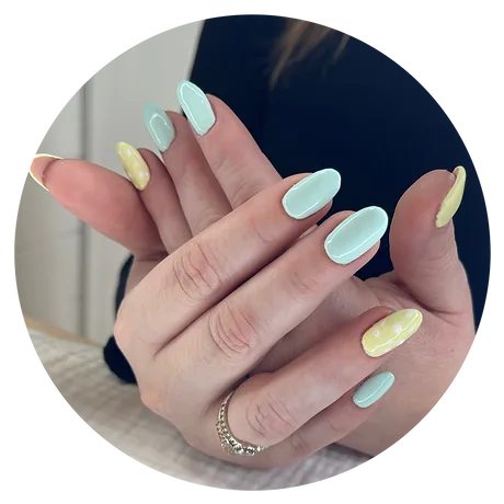 Close-up van gelakte nagels tijdens een behandeling in de salon